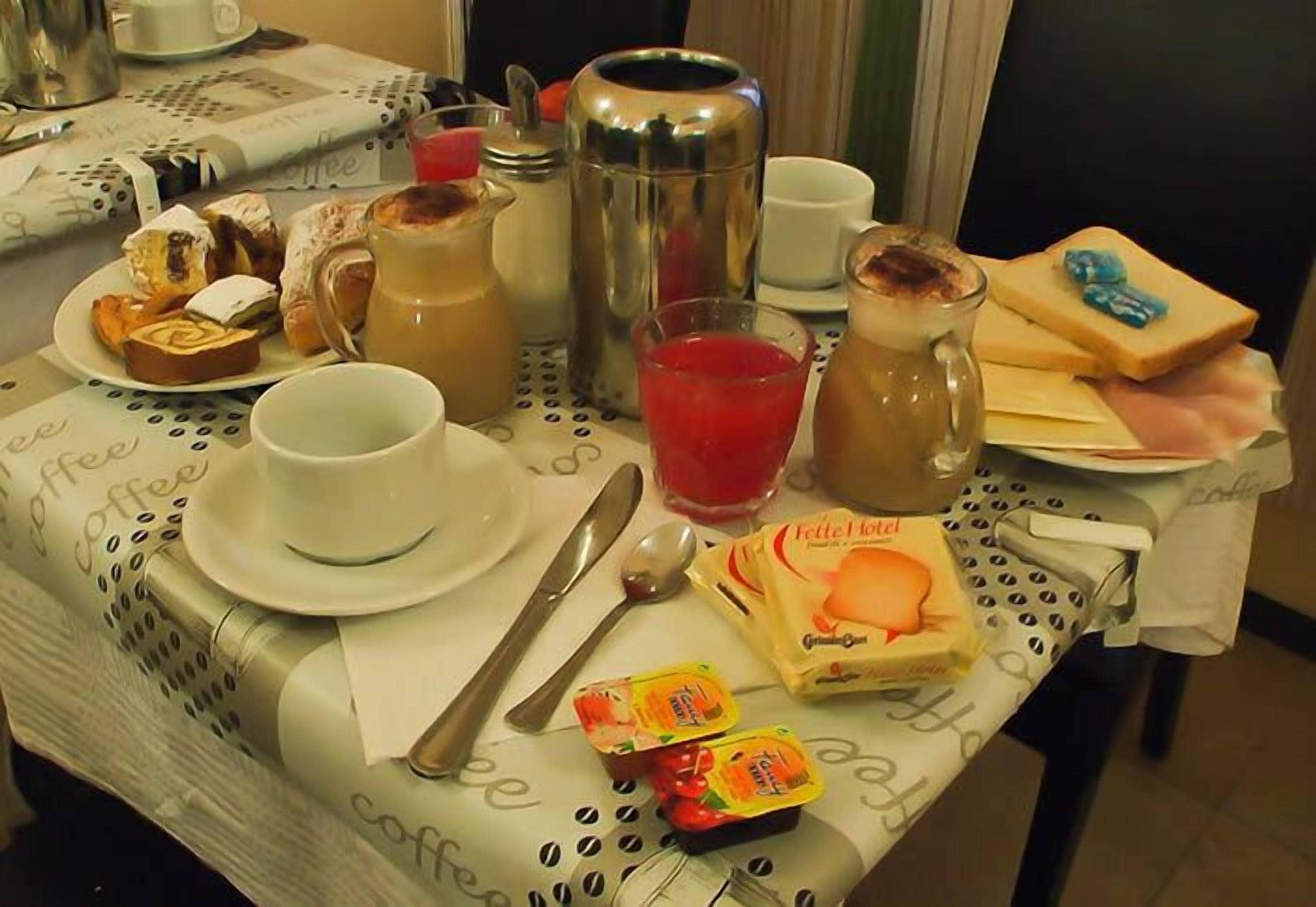 Petit déjeuner continental servi tous les jours en supplément