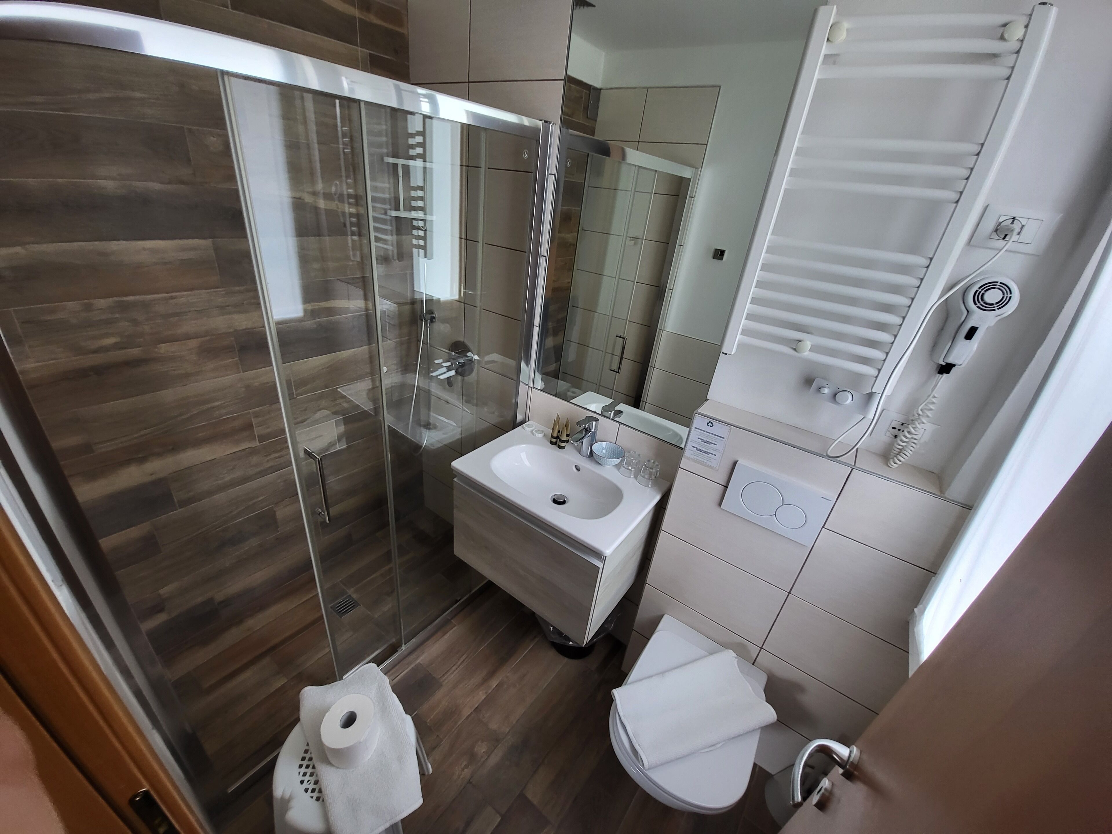 Standard Room, 1 Double Bed, Non Smoking, Lake View | Bathroom