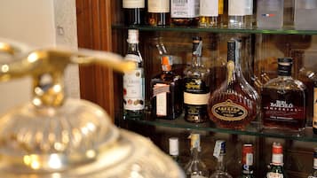 Variedad de botellas de licores en estantes.