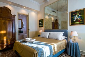 أغطية فراش متميزة وألحفة محشوة بالريش وميني بار وخزنة داخل الغرفة