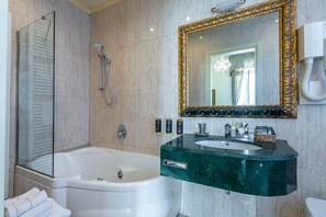 Superior Double Room | Bathroom | Hair dryer, bidet, towels, soap - Palazzo Odoni (Venice)