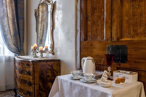 Premium bedding, down comforters, minibar, in-room safe - Palazzo Odoni (Venice)