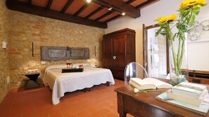 Habitación con 1 cama matrimonial o 2 individuales, Terraza, planta baja | Ropa de cama de alta calidad y edredón 