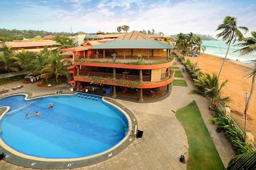 Swim-up bar