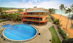 Swim-up bar - Uday Samudra Leisure Beach Hotel (Neyyattinkara)