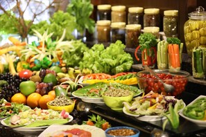 4 restaurantes; se sirve desayuno, almuerzo y cena; mariscos
