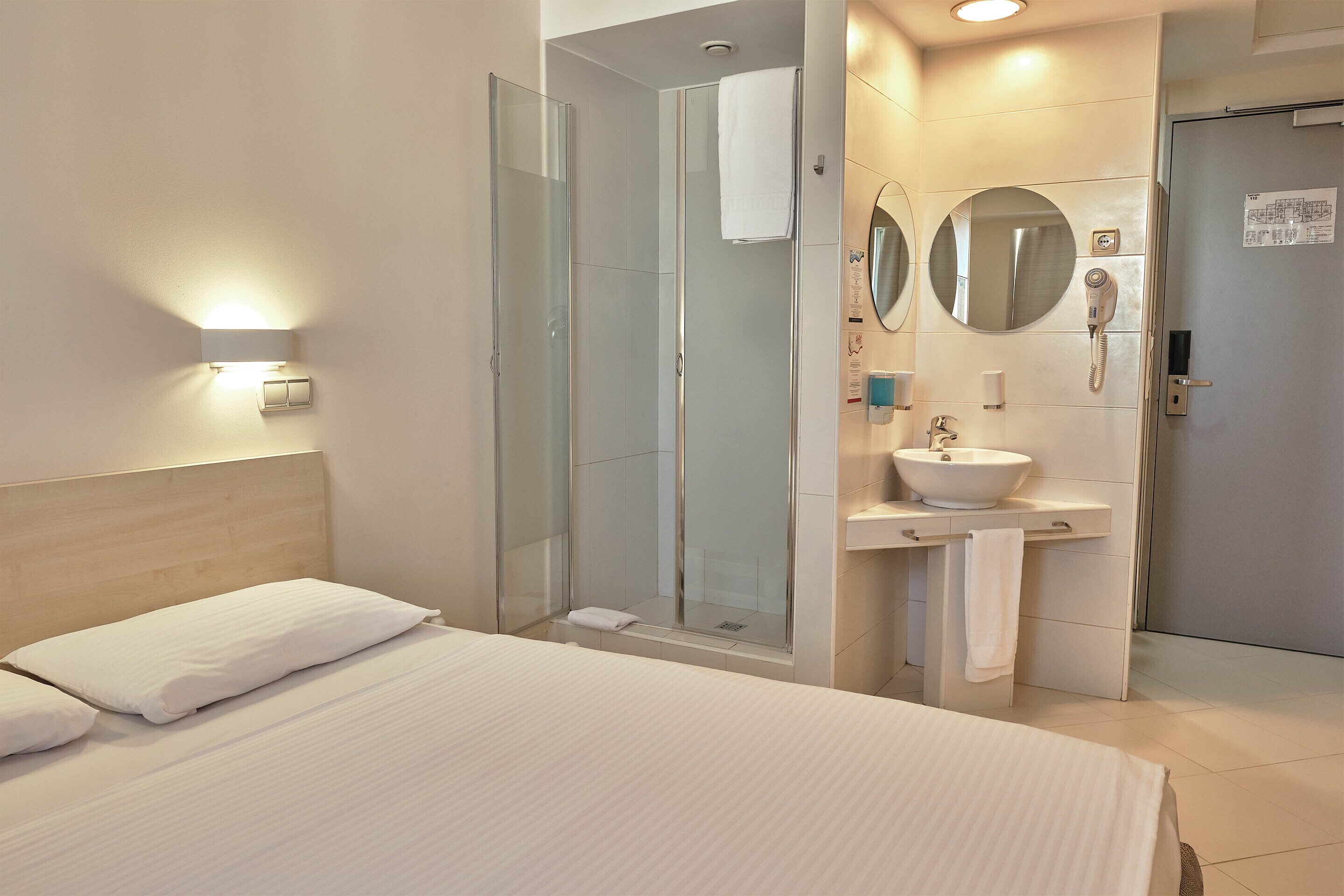 Habitación doble estándar | Baño | Regadera, amenidades de baño gratuitas, secadora de cabello, toallas 