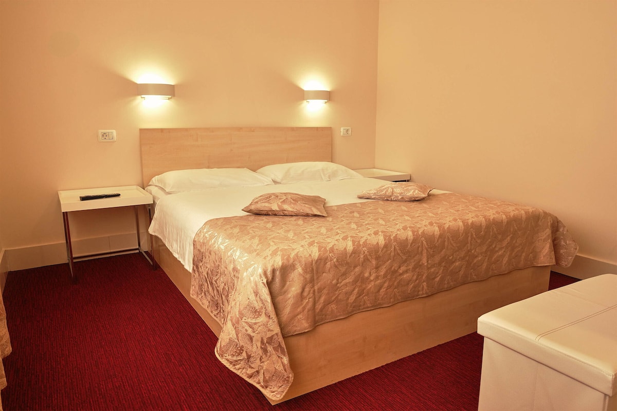 Comfort Double Room | 1 غرفة نوم وواي فاي مجانًا وملاءات أسرّة