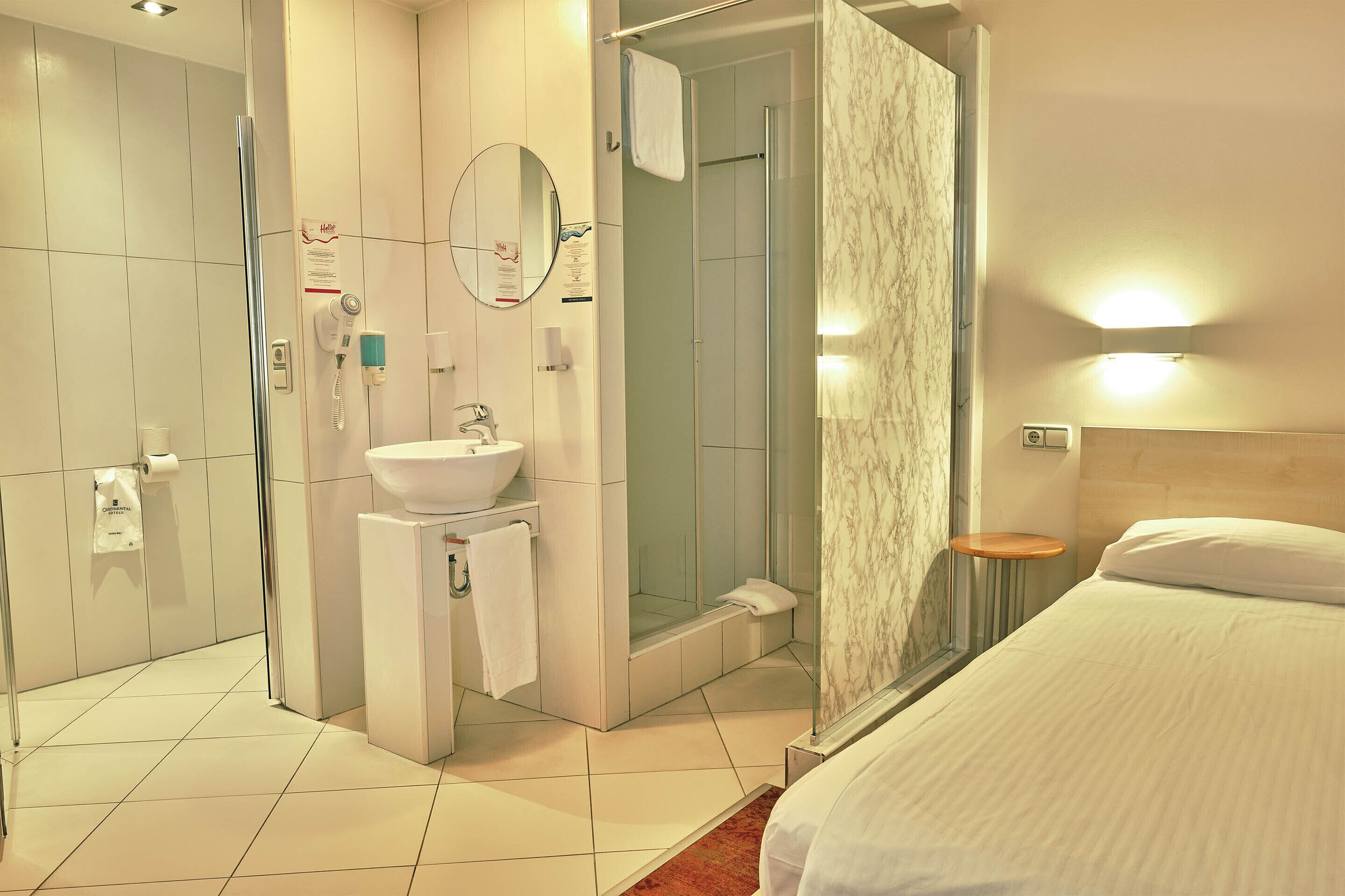 standard twin room | bathroom | shower, rainfall showerhead, free toiletries, hair dryer