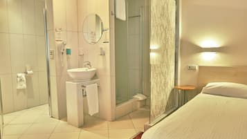 Standard Twin Room | Bathroom | Shower, free toiletries, hair dryer, towels
