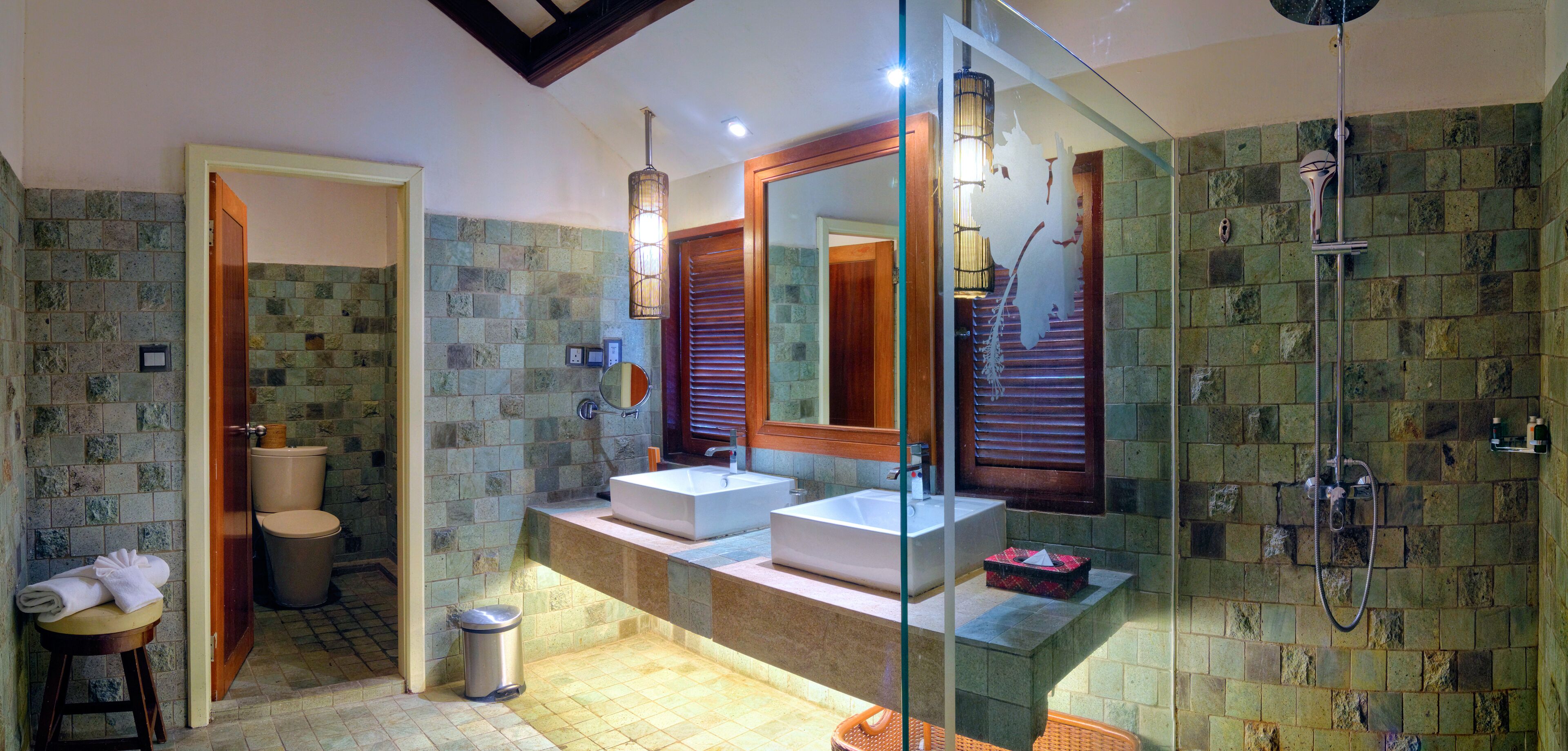 superior villa, 1 king bed | bathroom | combined shower/bathtub, free toiletries, hair dryer, bathrobes