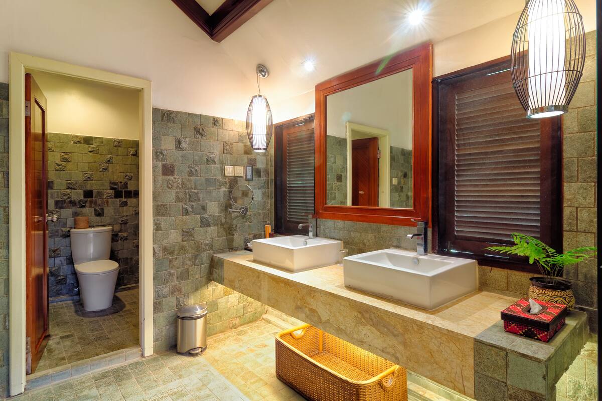 combined shower/bathtub, free toiletries, hair dryer, bathrobes