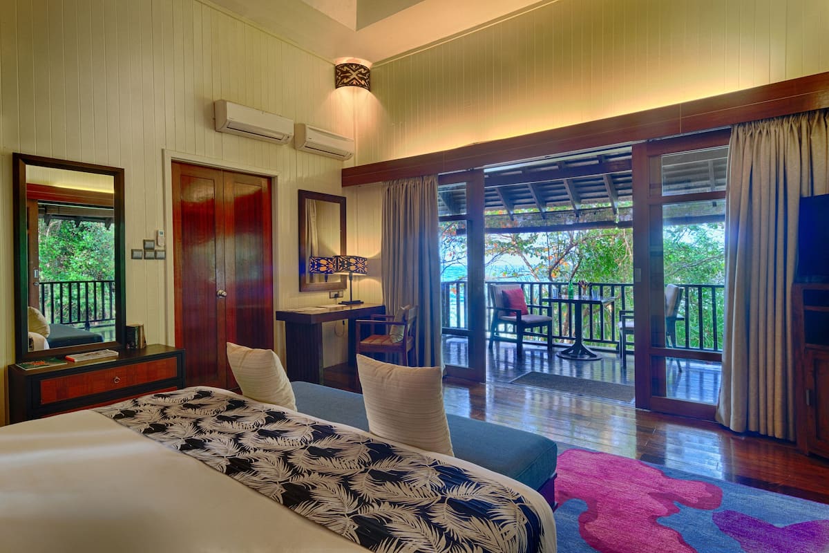 1 bedroom, frette italian sheets, premium bedding, minibar