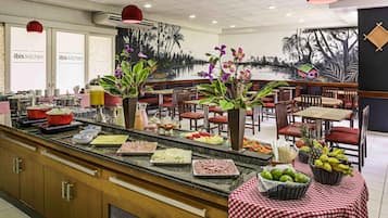 Desayuno buffet todos los días (BRL 42 por persona)