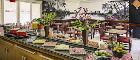 Petit déjeuner buffet (42 BRL par personne)