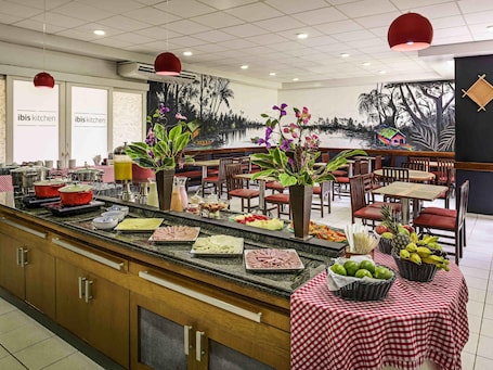 Desayuno buffet diario (BRL 42 por persona)