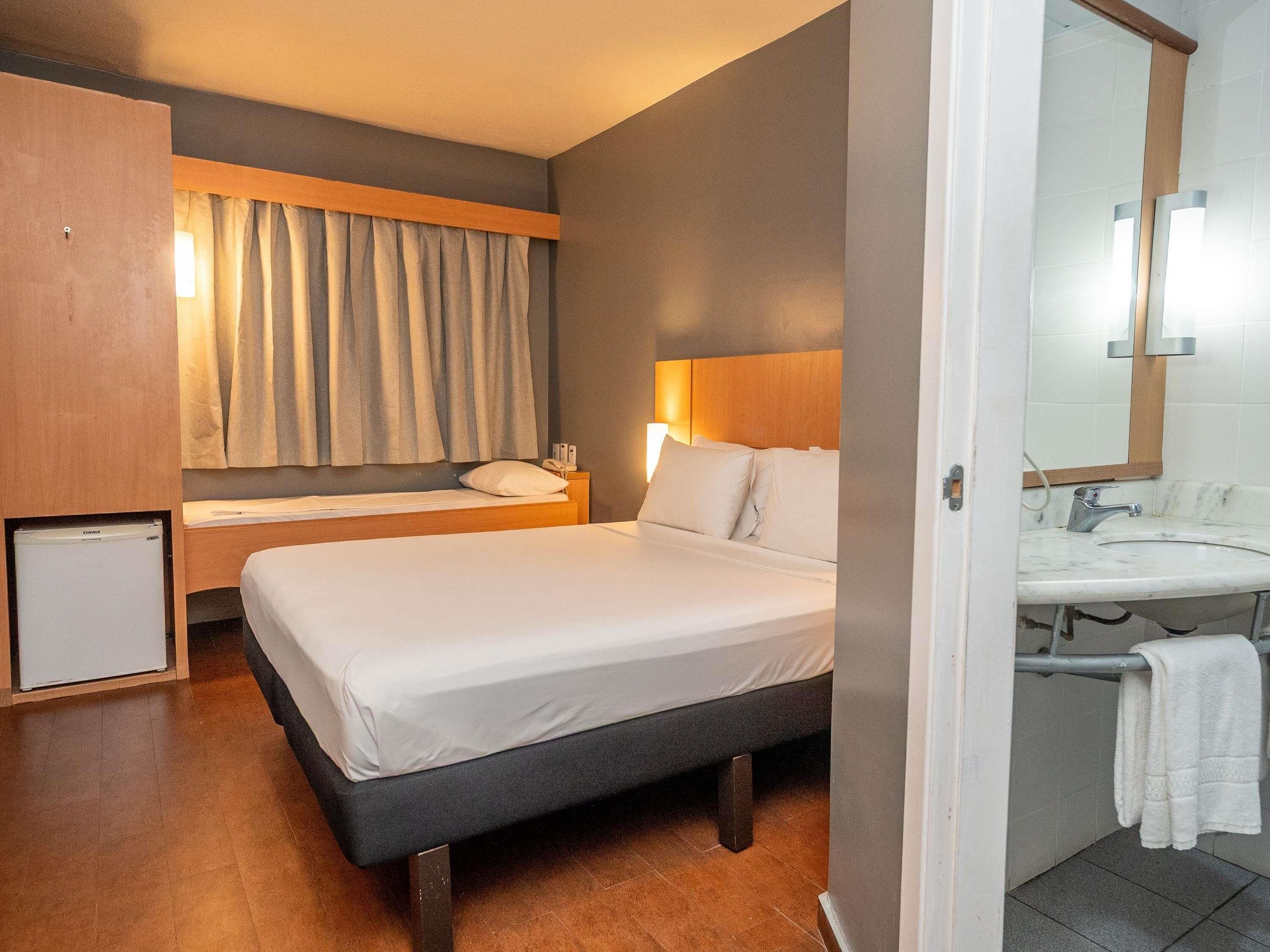 Standard Room, Multiple Beds (com cama extra para criança) | Minibar, in-room safe, desk, soundproofing