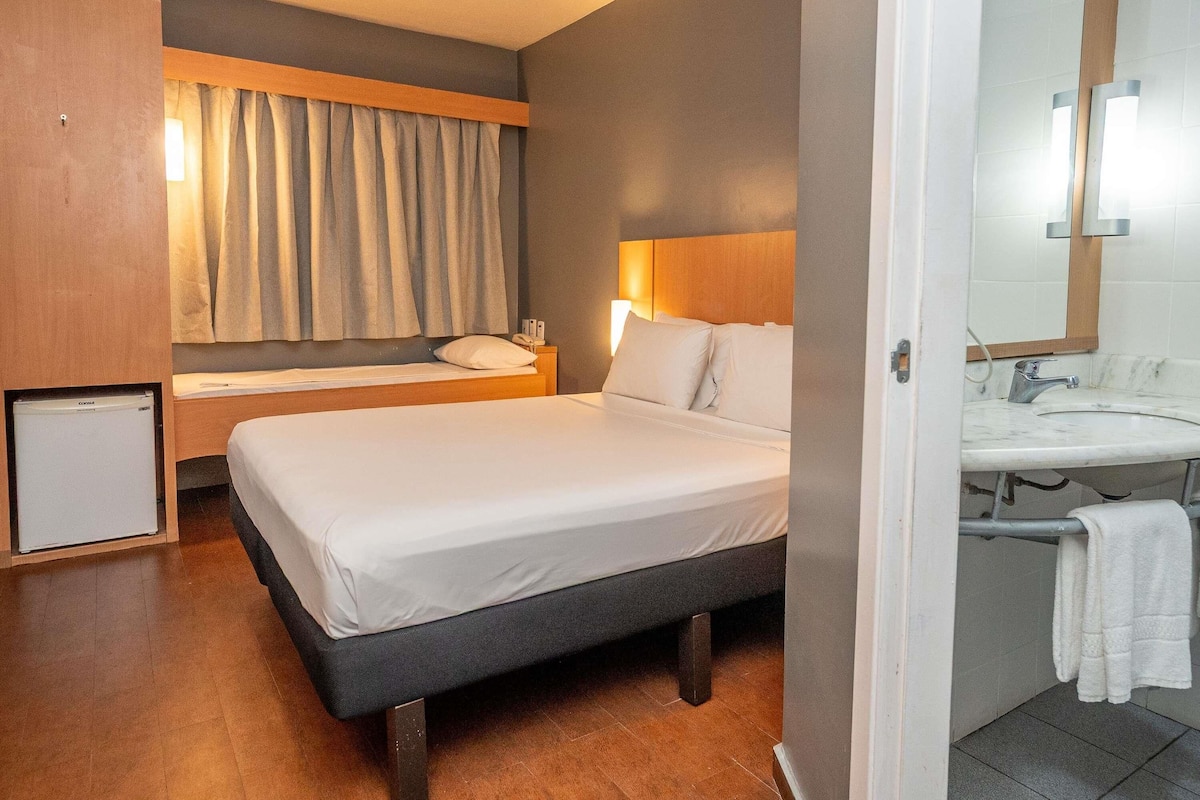 Standard Room, Multiple Beds (com cama extra para criança) | Minibar, in-room safe, desk, soundproofing