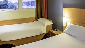 Standard Room, Multiple Beds (com cama extra para criança) | Minibar, in-room safe, desk, soundproofing