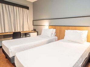 Superior Room, 2 Twin Beds | Minibar, in-room safe, desk, soundproofing - Ibis Belem Aeroporto (Belém)