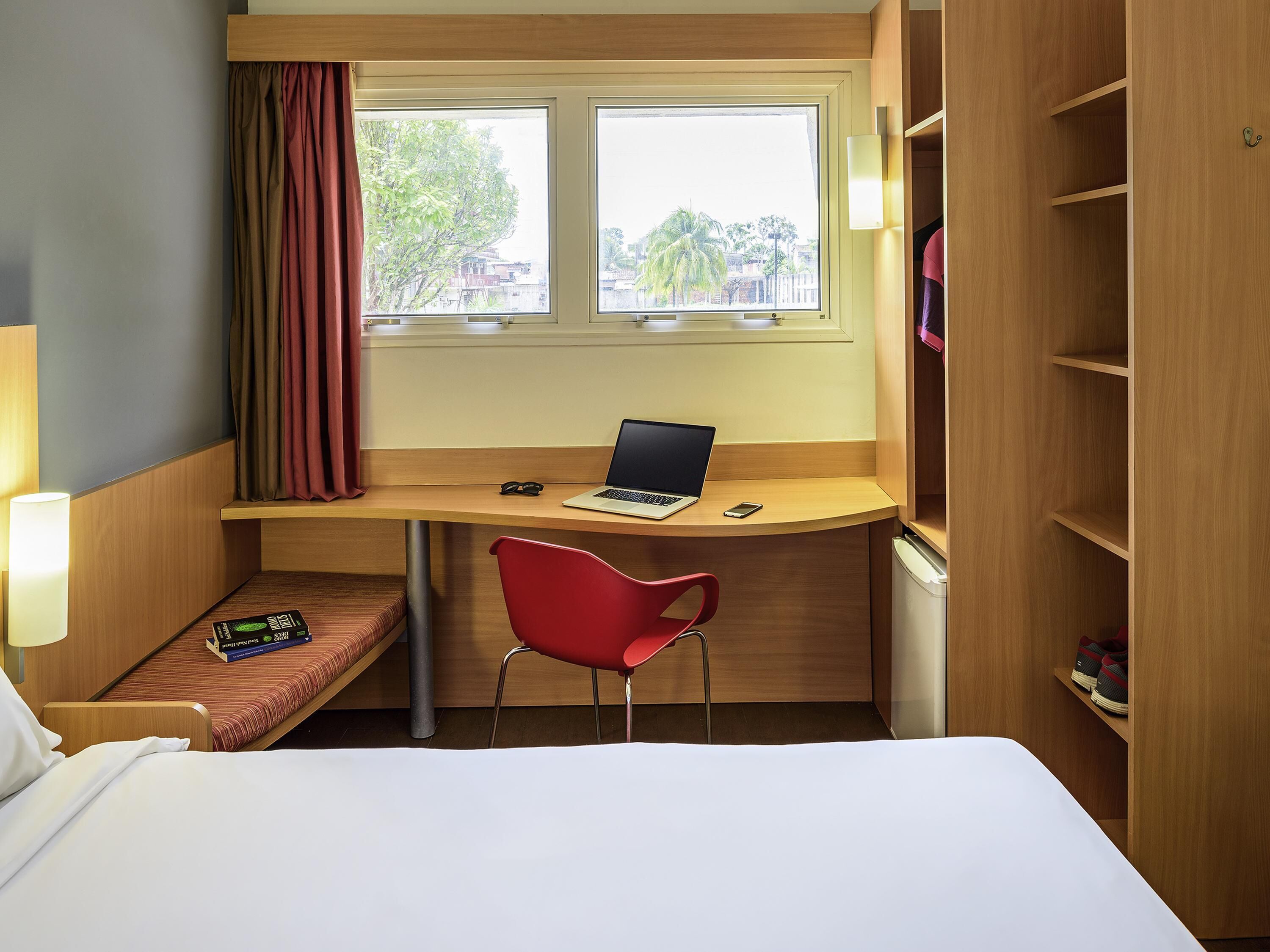 standard room, 1 double bed | minibar, in-room safe, desk, soundproofing