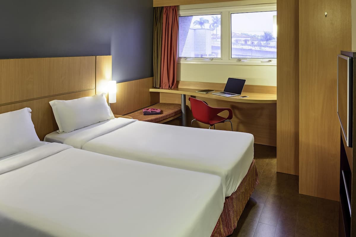 Rom – standard, 2 enkeltsenger | Minibar, safe på rommet, skrivebord og lydisolert