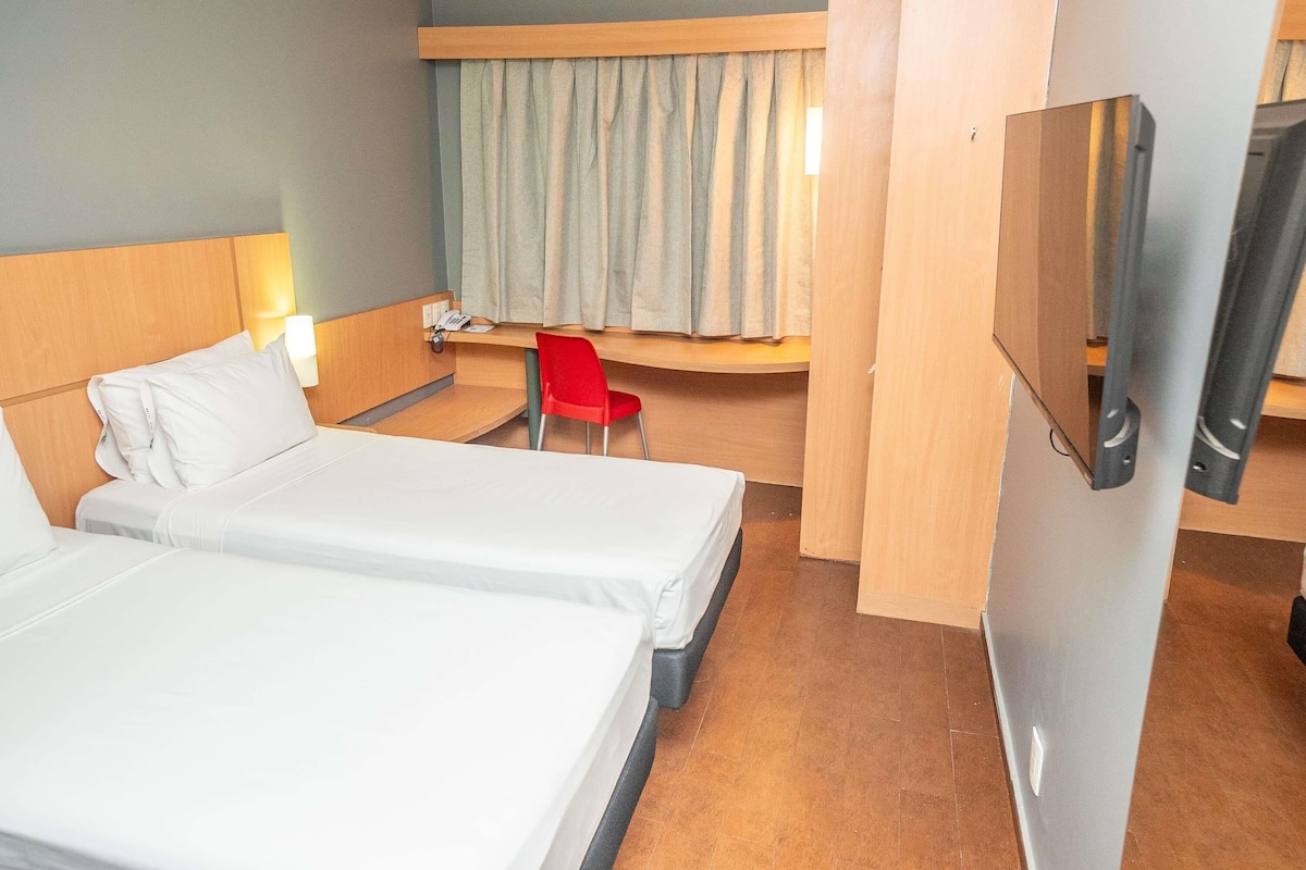 Standard Room, 2 Single Beds | Minibar, in-room safe, desk, soundproofing