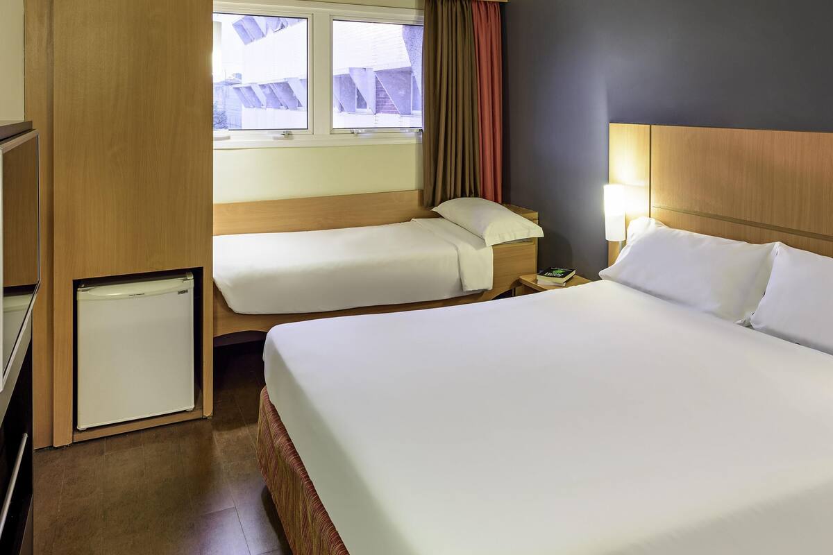 standard room, multiple beds (com cama extra para criança) | minibar, in-room safe, desk, soundproofing