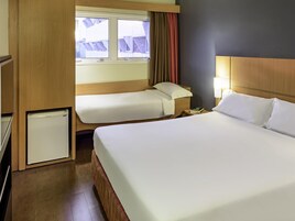 Minibar, caja de seguridad en la habitación y escritorio 