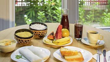 Daily buffet breakfast (BRL 42 per person)