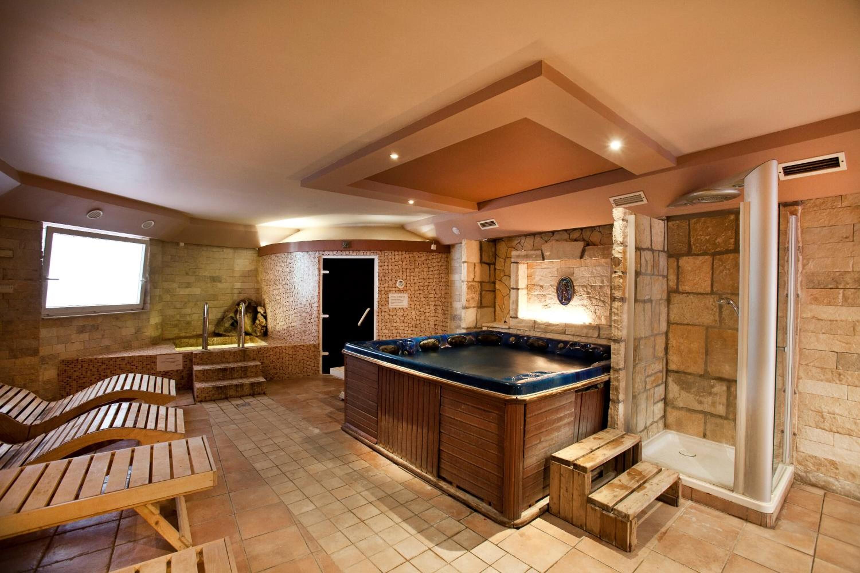 Sauna, steam room, Turkish bath/hammam, body treatments, body scrubs