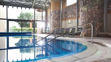 من حمّامات السباحة المغطاة، مقاعد للتشمس