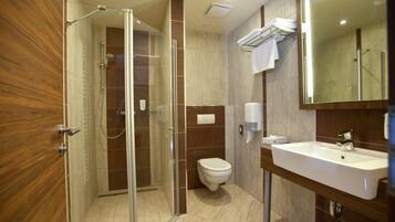 تجهيزات دش، مستلزمات مجانية للعناية الشخصية، مجففات شعر، مناشف