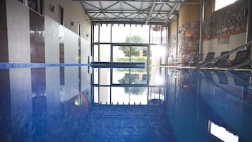 Indoor pool, sun loungers