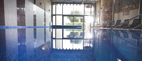 Indoor pool, sun loungers