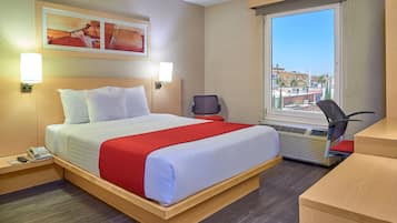 Schreibtisch, Verdunkelungsvorhänge, Bügeleisen/Bügelbrett