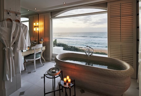 Presidential Suite | Bathroom | Free toiletries, hair dryer, bathrobes, slippers