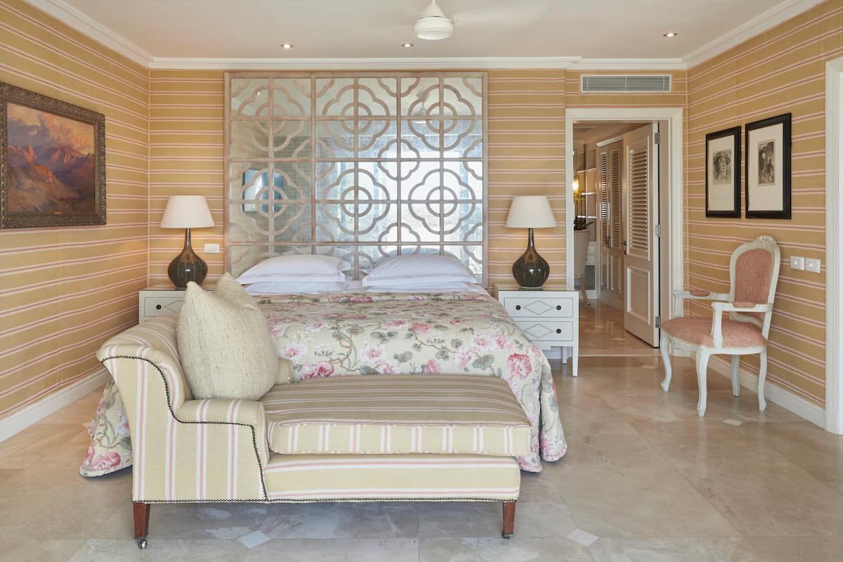 Deluxe Sea Facing Suite (King/Twin) | Premium bedding, minibar, in-room safe, desk