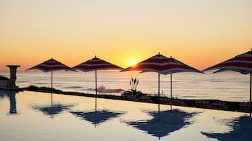 2 buitenzwembaden, parasols voor strand/zwembad