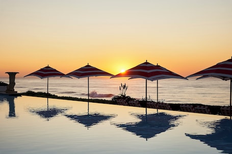 2 piscinas al aire libre, sombrillas, sillones reclinables de piscina