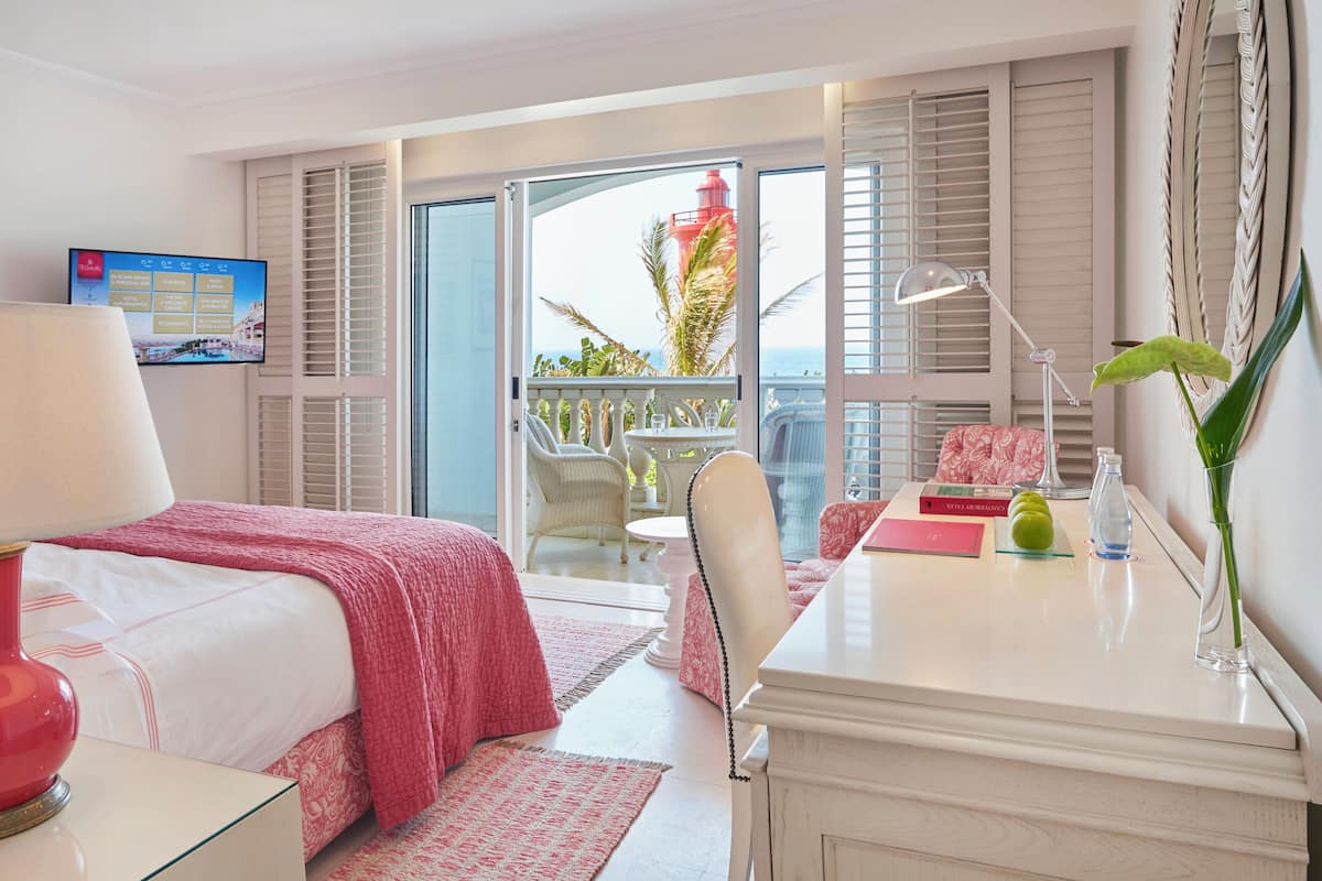 Luxury-Zweibettzimmer, Meerseite | Hochwertige Bettwaren, Minibar, Zimmersafe, Schreibtisch