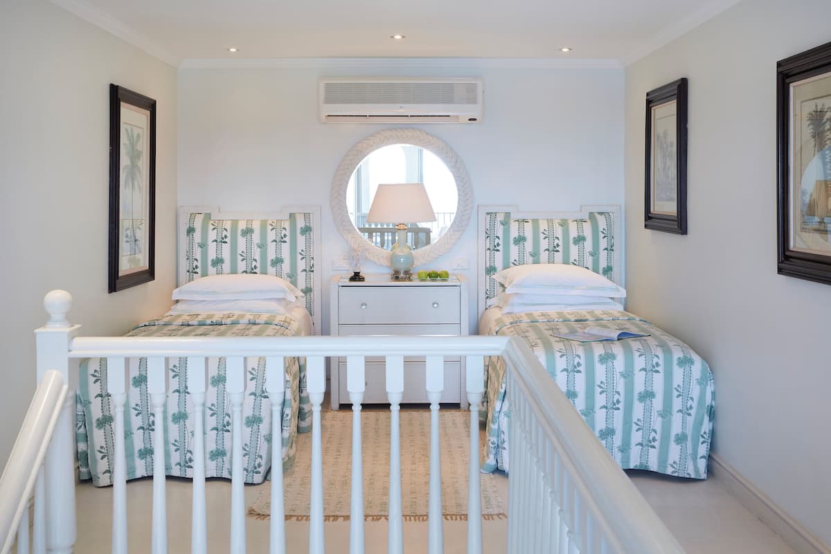 Familienzimmer, Meerseite | Hochwertige Bettwaren, Minibar, Zimmersafe, Schreibtisch