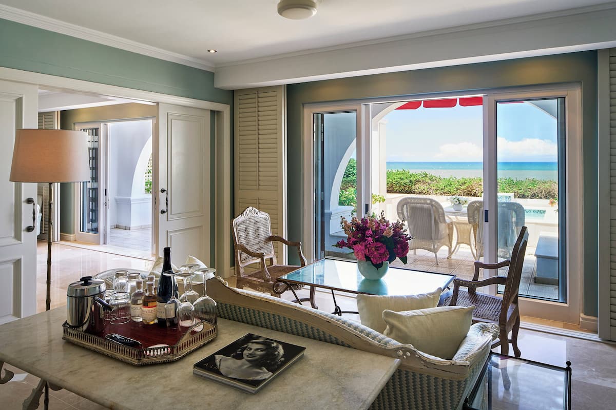 Deluxe-Zweibettzimmer, Meerseite | Hochwertige Bettwaren, Minibar, Zimmersafe, Schreibtisch