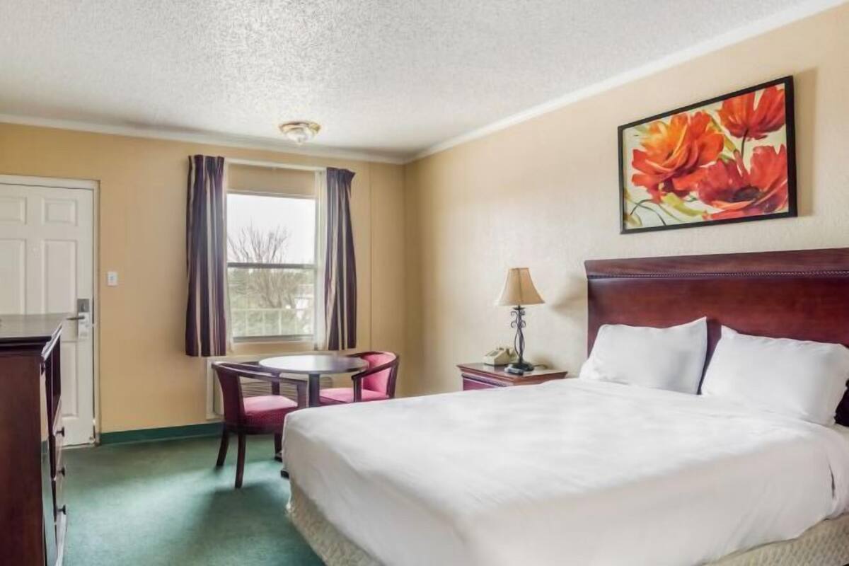 1 bedroom, free WiFi, bed sheets, alarm clocks