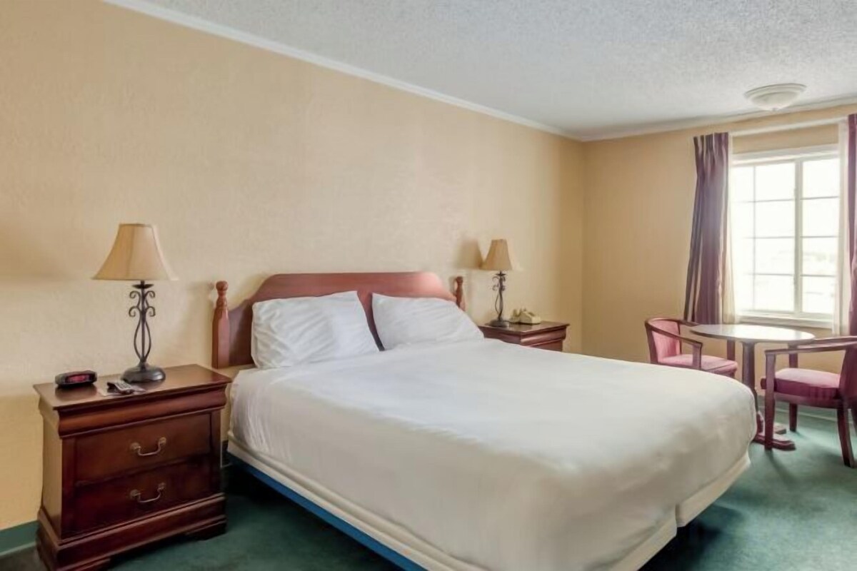 1 bedroom, WiFi (free), alarm clocks, bed sheets