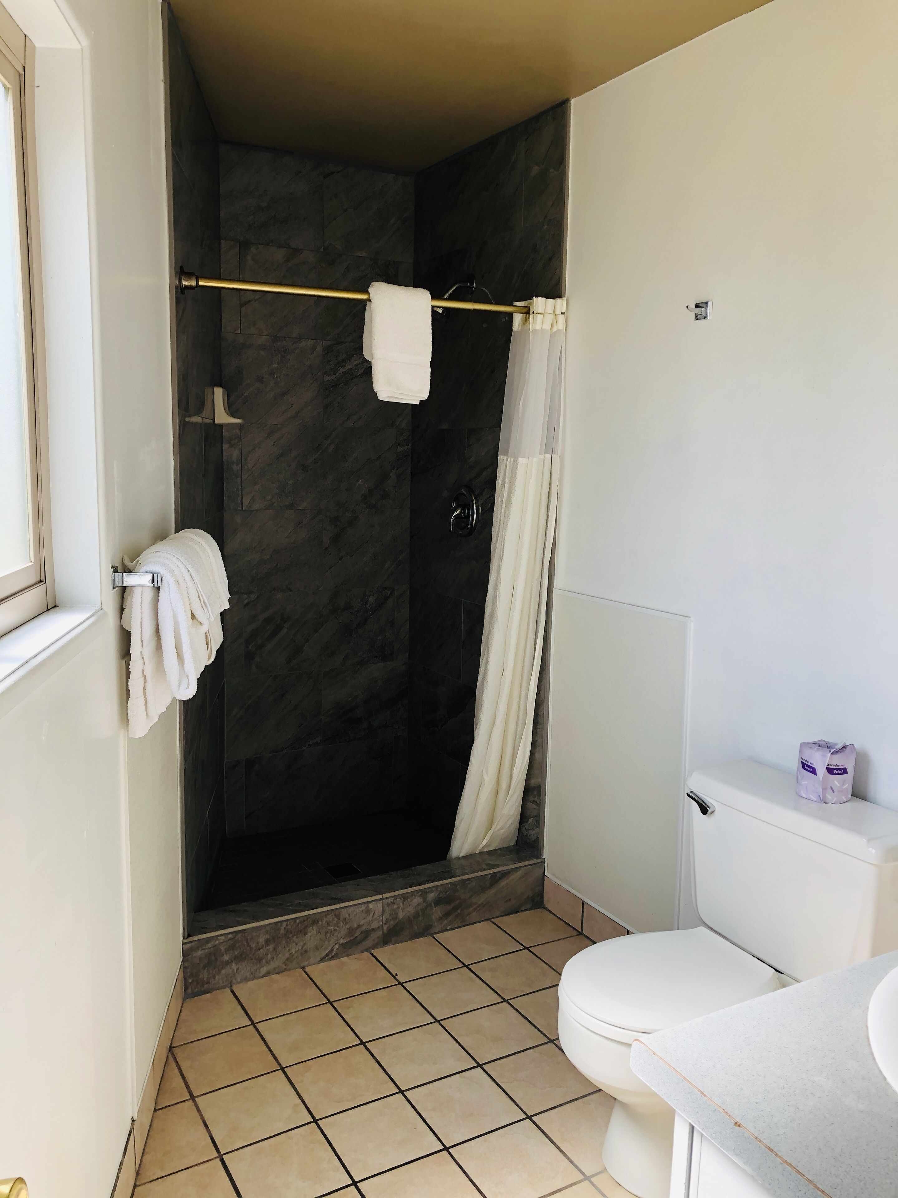 Deluxe Room, 1 King Bed, Non Smoking | Bathroom | Shower, free toiletries, towels