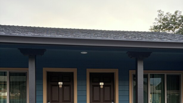 A two-story building with a blue exterior and brown doors. - Motel Garberville (Garberville)