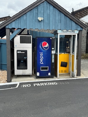 Vending machine - Motel Garberville (Garberville)