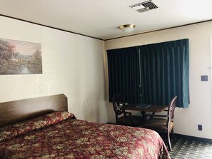 Escritorio, wifi gratis y ropa de cama 