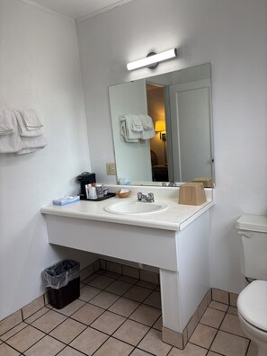 Deluxe Room, 1 King Bed, Non Smoking | Bathroom | Shower, free toiletries, towels - Motel Garberville (Garberville)